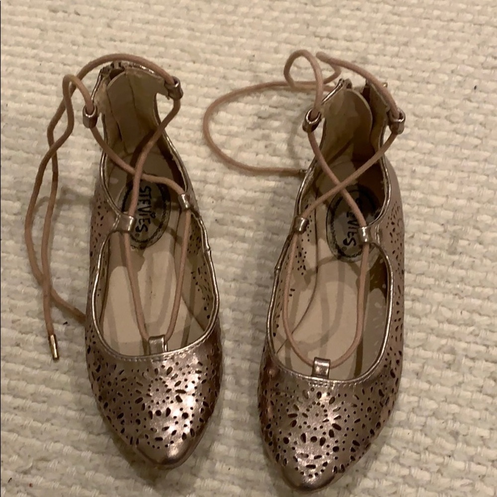 Girls tie rose gold sandals!